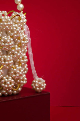 White leila pearl ring bucket bag