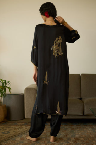 Black chhaaya hand embroidered kurta set