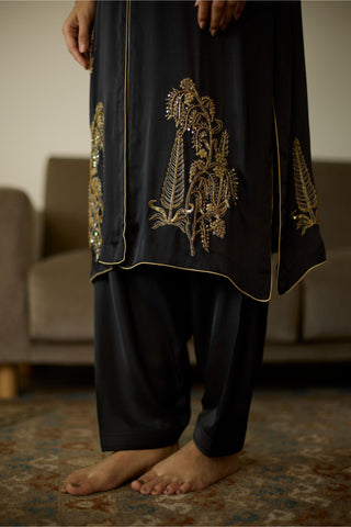 Black chhaaya hand embroidered kurta set