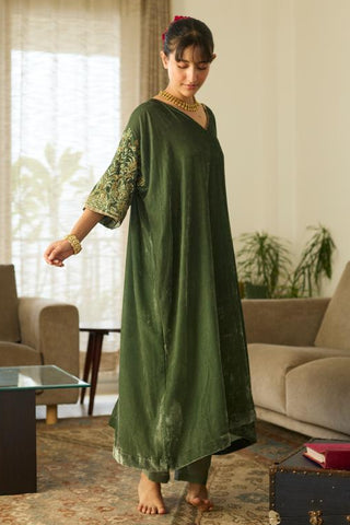 Velvet Kaftan Set for Festive Wear – Green Makhmal by Sarang Kaur