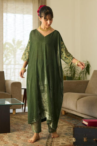 Velvet Kaftan Set for Festive Wear – Green Makhmal by Sarang Kaur