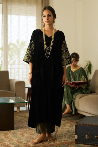 Velvet Kaftan Set for Evening Wear – Black Makhmal by Sarang Kaur