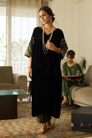 Velvet Kaftan Set for Evening Wear – Black Makhmal by Sarang Kaur