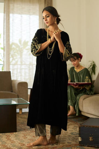 Velvet Kaftan Set for Evening Wear – Black Makhmal by Sarang Kaur