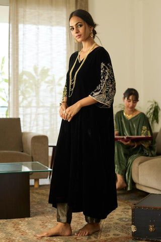 Velvet Kaftan Set for Evening Wear – Black Makhmal by Sarang Kaur