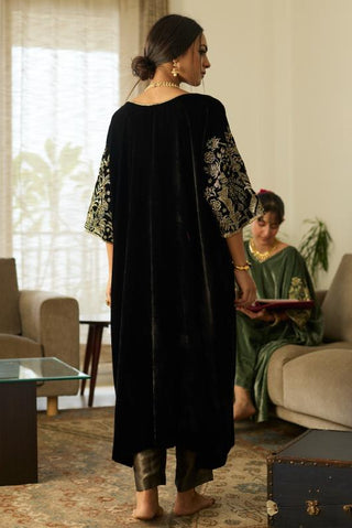 Velvet Kaftan Set for Evening Wear – Black Makhmal by Sarang Kaur