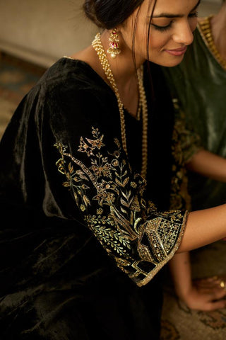 Velvet Kaftan Set for Evening Wear – Black Makhmal by Sarang Kaur
