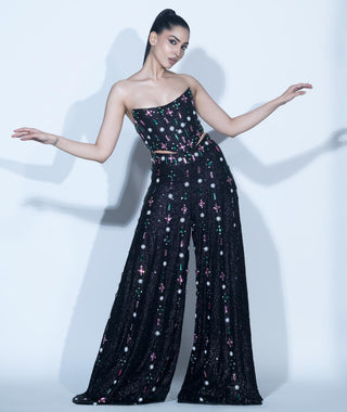 Black corset with highwaisted waistline skirt