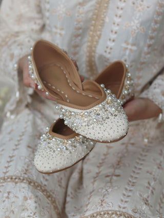 Vegan Jutti for Festive White Aarohi by Mulmul