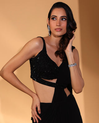 Pre-draped saree Indian Wedding – Black Saree by Kiyohra