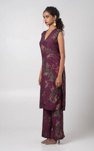 Deep purple sleevless kurta paired with flared trouser