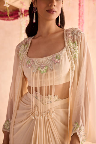 Ivory daffodil under bloom cape set