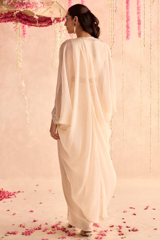 Ivory daffodil under bloom cape set