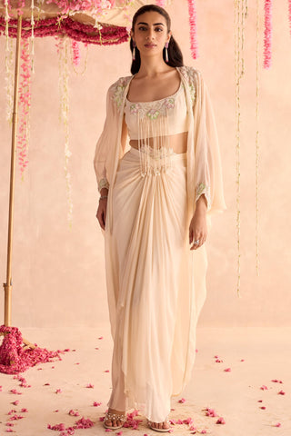 Ivory daffodil under bloom cape set