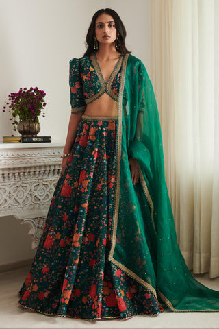 Lehenga set for women for Indian Wedding – Navyovna dinchariya lehenga set by Shasha Gaba