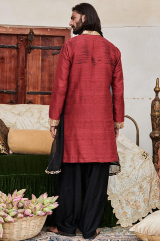 Red naqsh naach kurta set and stole