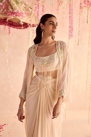 Ivory daffodil under bloom cape set