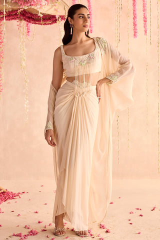 Ivory daffodil under bloom cape set