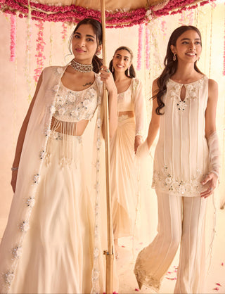 Ivory daffodil under bloom cape set