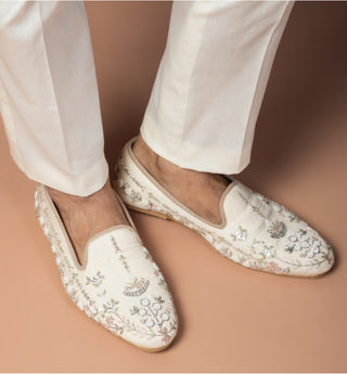 Off-white shade royal jutti with full silver bullion