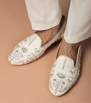 Off-white shade royal jutti with full silver bullion