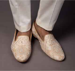 Peach sultan's jutti with moti and threadwork