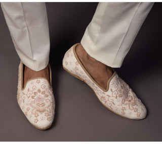 Pastel pink noble crest silk jutti