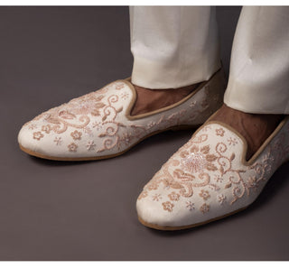 Pastel pink noble crest silk jutti