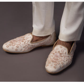 Pastel pink noble crest silk jutti