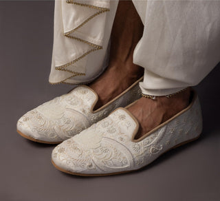 Ivory regal jutti with moti and threadwork