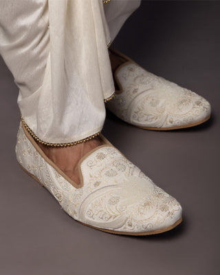 Ivory regal jutti with moti and threadwork