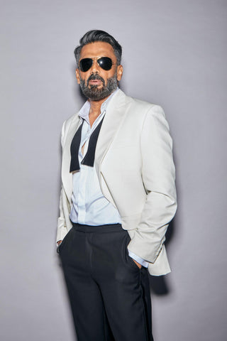 White single-breasted peak lapel tuxedo set