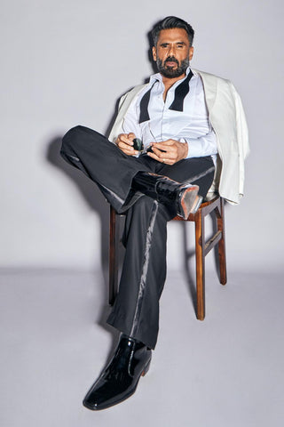 White single-breasted peak lapel tuxedo set