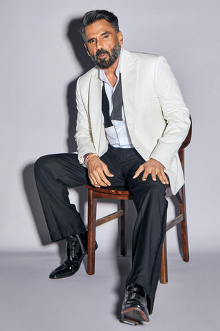 White single-breasted peak lapel tuxedo set