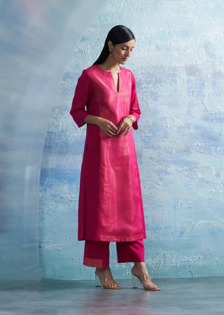 Aura fuschia notch-neck kurta set
