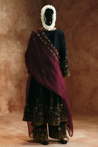 Back view of the black keyhole kurta set with the wine dupatta draped across the shoulders by Aman Takyar at Mrs. G