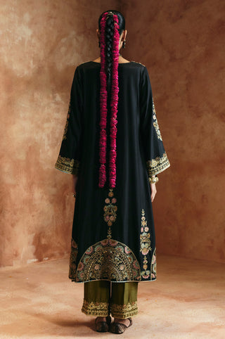 Back view of the black v-neck kurta set with the embroidered half-moon motif at the hem by Aman Takyar at Mrs. G
