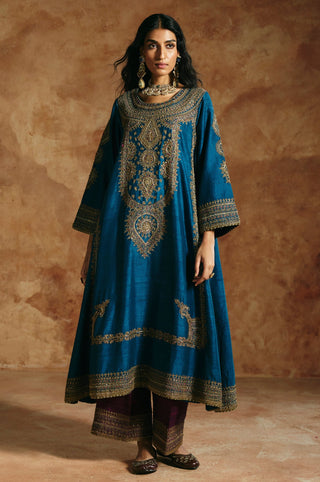 Front view of the teal blue kurta's gold neckline band, wide sleeves and teardrop medallion by Aman Takyar at Mrs. G