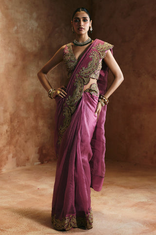 Full-length front view of the peach saree set with gold paisley border and embroidered V-neck blouse by Aman Takyar at Mrs. G