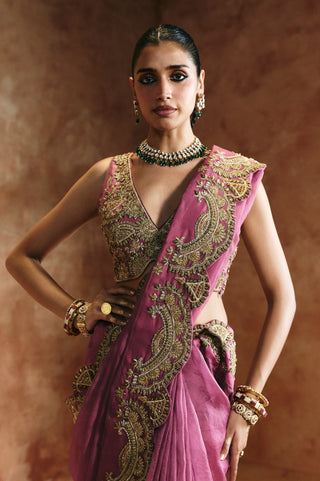 Waist-up view of the peach saree's gold paisley border and the sleeveless V-neck blouse by Aman Takyar at Mrs. G
