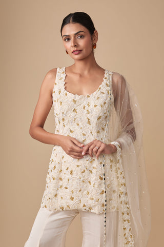 Waist-up view of the scoop-neck kurti with gold leaf floral appliqué and mirror-lace dupatta edge by Asaga at Mrs. G