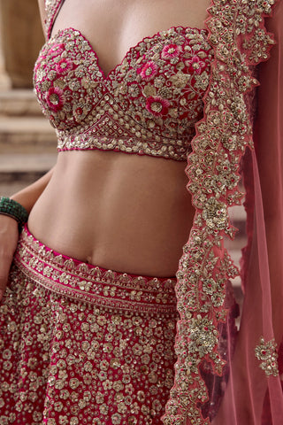 Close-up of floral thread and zardozi sweetheart blouse, embroidered waistband and dupatta border by Osaa by Adarsh at Mrs. G