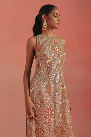 Three-quarter view of the sleeveless neckline and mirror work, peach ziya sleeveless kurta set by Twenty Nine at Mrs. G