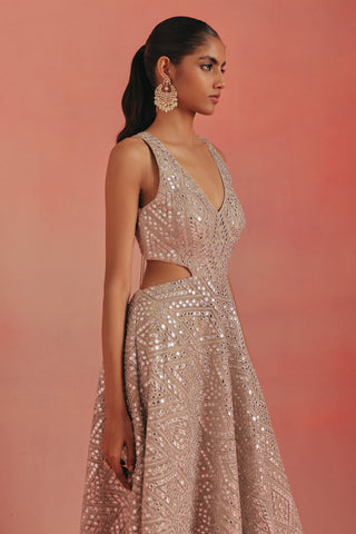Side profile of the V neckline, cut-out and mirror work, silver ziya mirrorwork kurta set by Twenty Nine at Mrs. G